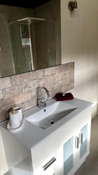 Lakeside & Mountain Retreat Holiday home Goughs Bay